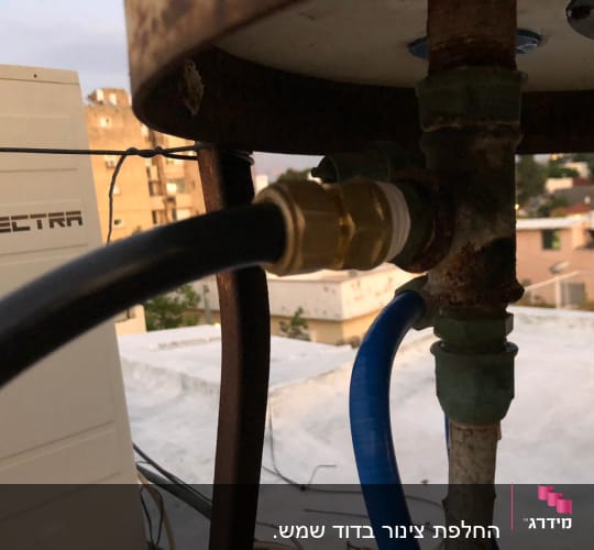 צינור שחור מחובר למערכת צנרת עם מחברים